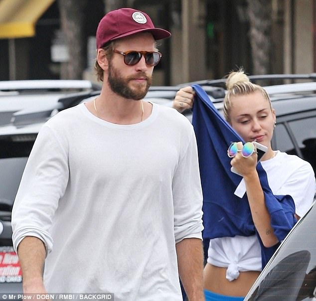 Miley Cyrus vui vẻ bên bạn trai sau tin đồn rạn nứt vì hợp đồng tiền hôn nhân - 5
Đi cùng với Miley và Liam còn có bố mẹ của nam diễn viên nổi tiếng.