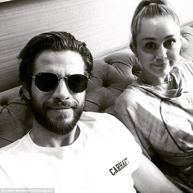 Miley Cyrus vui vẻ bên bạn trai sau tin đồn rạn nứt vì hợp đồng tiền hôn nhân - 6
Hiện tại, Miley đang bận rộn kêu gọi fan bình chọn cho mình tại lễ trao giải Teen Choice Awards còn Liam thì đang chuẩn bị tham gia bộ phim hài tình cảm “Isnt It Romantic” cùng các Rebel Wilson, Tom Ellis, Priyanka Chopra, Betty Gilpin và Adam Devine.