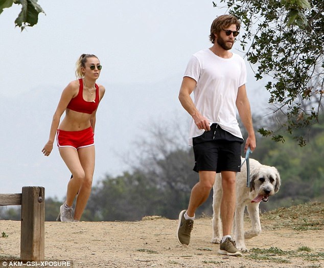 Miley Cyrus khoe eo thon khi đi tập thể dục cùng bạn trai - 3
Cặp đôi lâu năm đang rất hạnh phúc trong thời gian này và thậm chí lên kế hoạch cho đám cưới