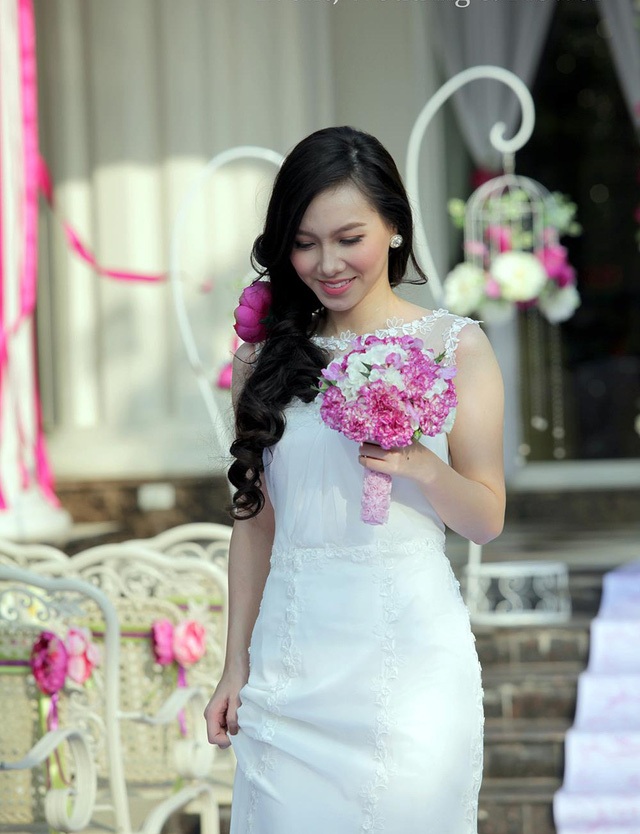 Minh Hà đáp chuyện cưới Chí Nhân; mỹ nhân “lẳng lơ nhất màn ảnh Việt” tiết lộ đời tư - 4 Trước thông tin tổ chức đám cưới với Chí Nhân, Minh Hà nói rằng: “Trong thời gian gần chắc chắn chưa đâu, còn thời gian xa thì hên xui. Với tôi thì mọi thứ vẫn là một hành trình gian nan nhìn về phía trước. Người ta thường nói, sớm thì còn vội chứ muộn thì vội gì. Tôi ngần này tuổi, được cho là quá lứa rồi nên cứ bình chân mà bước vậy”.