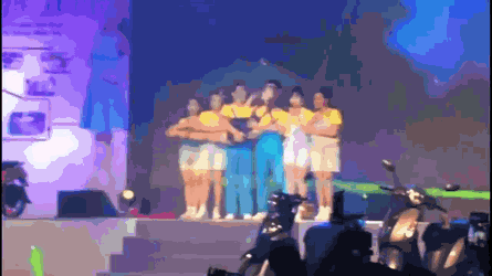 Trong một tiết mục nhảy lấy cảm hứng từ những chú Minion ngộ nghĩnh, không may Minh Hằng bị ngã sấp mặt, sau đó lăn vòng tròn. Nữ ca sĩ đã nhanh trí ngồi dậy, tạo dáng rất xì tin sau cú ngã ngoài tưởng tượng.