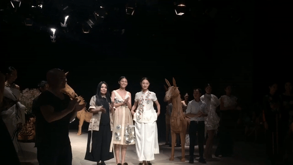 Dàn chân dài phiêu trong tiếng violin cùng những chú ngựa gỗ kiêu hãnh - 4 NTK Minh Hạnh mang đến sự thử nghiệm đầy thách thức của vải gai.
