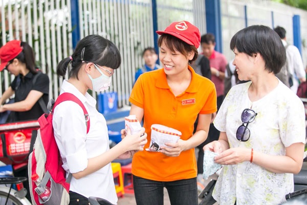 “Vua đầu bếp” Minh Nhật tặng 1000 bánh mì “tiếp sức” mùa thi - 2 Nhân viên của vua đầu bếp Minh Nhật tặng bánh mỳ cho sỹ tử và các phụ huynh.
