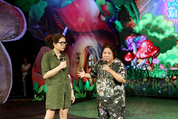 Đạo diễn Việt Thanh trao đổi với diễn viên Minh Vượng tại buổi tổng duyệt ngày 27/5.