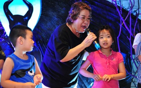 Nghệ sỹ Minh Vượng bất ngờ trở lại với vai phù thuỷ “Xì trum” - 1 Nghệ sỹ Minh Vương sẽ trở lại với thiếu nhi Thủ đô bằng vai diễn đầy hài hước và mới mẻ. Ảnh: TL.
