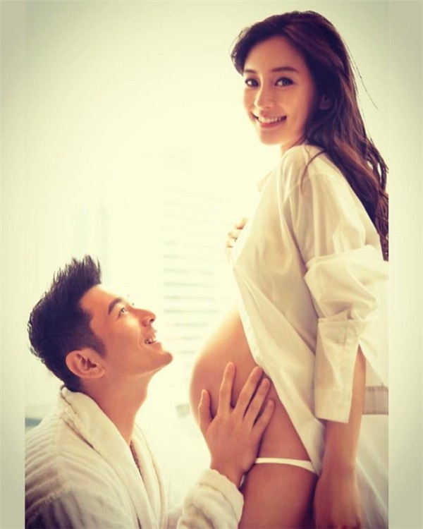 Angelababy chúc mừng sinh nhật “ông xã” Huỳnh Hiểu Minh - 7
Một trong những khoảnh khắc chụp chung đẹp nhất của vợ chồng Angelababy và Huỳnh Hiểu Minh đó là thời điểm nữ diễn viên xinh đẹp chuẩn bị lâm bồn.