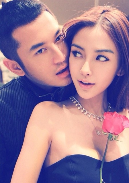 Angelababy chúc mừng sinh nhật “ông xã” Huỳnh Hiểu Minh - 8
Huỳnh Hiểu Minh nổi tiếng là ông chồng chiều vợ. Trong thời gian vợ mang thai, ngoài những lúc phải làm việc, anh luôn túc trực bên cô và chiều chuộng theo mọi đòi hỏi của vợ. Sau 2 năm kết hôn, Huỳnh Hiểu Minh không từ bỏ thói quen lái xe đến đón vợ và chờ vợ xong việc để cùng về với cô dù bản thân anh cũng vừa xuống khỏi máy bay sau một chuyến công tác dài.