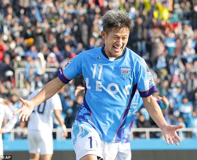 “Ông lão” Miura lập kỷ lục ghi bàn ở tuổi... 50 - 1 Lão tướng Kazuyoshi Miura ăn mừng bàn thắng lịch sử