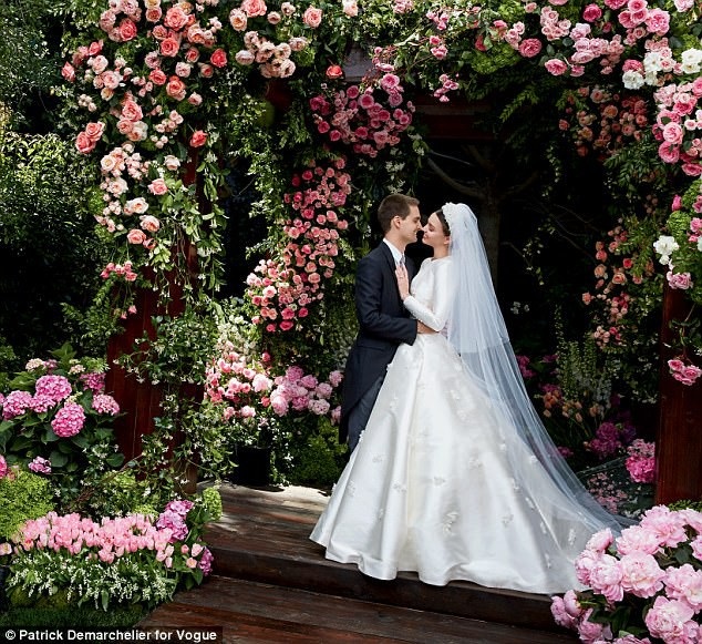 
Siêu mẫu 34 tuổi và chồng trẻ thông báo chuyện lên sắp chức bố mẹ sau 6 tháng làm đám cưới.
