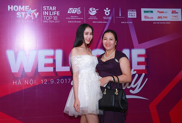 Dàn nữ sinh Top 18 Miss Teen làm "náo loạn" sân bay vì quá nổi bật - 11 Mẹ của thí sinh Trân Châu đã bay từ miền Trung ra Hà Nội để ủng hộ con gái đi thi