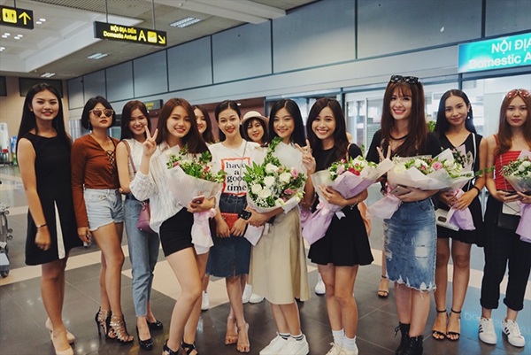 Dàn nữ sinh Top 18 Miss Teen làm "náo loạn" sân bay vì quá nổi bật - 4
Top 18 Miss Teen đã làm “náo loạn” sân bay Nội Bài vì quá xinh đẹp và dễ thương. Nhiều du khách đã đề nghị được chụp ảnh cùng các cô gái nhưng lịch trình bận rộn không cho phép họ nán lại lâu.