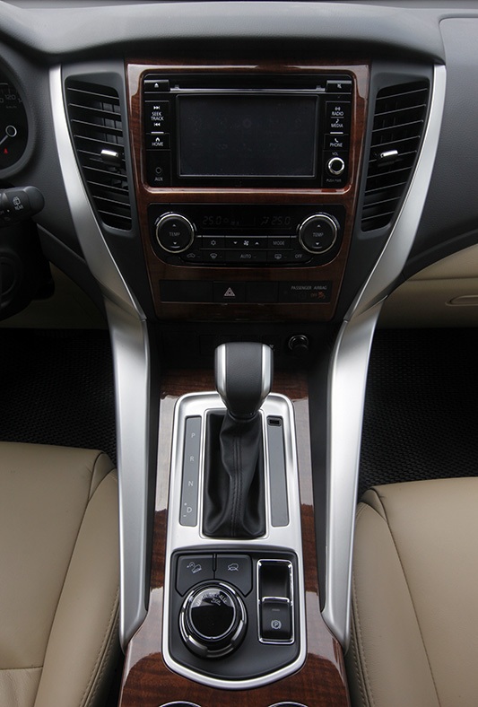 Hệ thống giải trí của chiếc xe bao gồm đầu đọc DVD và màn hình cảm ứng đi kèm hỗ trợ kết nối AUX/ USB/ Bluetooth