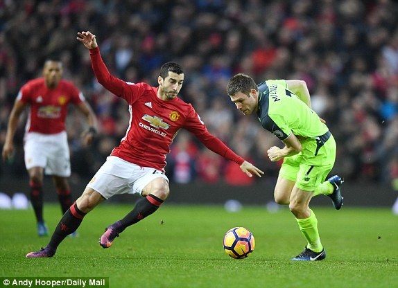 MU 1-1 Liverpool: Ibrahimovic cứu "Quỷ đỏ" - 4
Mkhitaryan (trái) tranh bóng với Milner (phải)