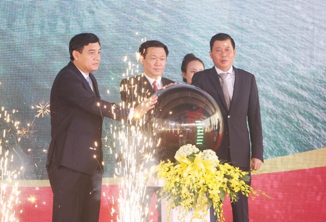 Nghệ An: Mở cầu cảng Vissai, đón tàu 70.000 tấn - 1 Lãnh đạo Chính phủ, lãnh đạo tỉnh Nghệ An và lãnh đạo Tập đoàn xi măng The Vissai bấm nút mở cầu cảng Vissai tại Nghi Thiết (huyện Nghi Lộc, Nghệ An)