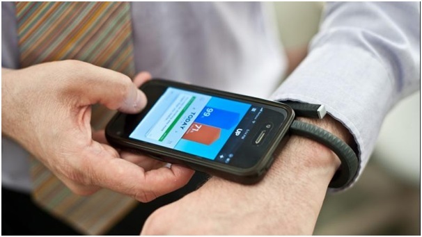 Thiết bị giúp sạc điện thoại bằng… mồ hôi - 2
Miếng dán này có thể là cách hữu hiệu để giúp cho điện thoại luôn được sạc đầy pin trong khi bạn đang tập thể dục.