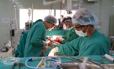 Suýt tử vong vì bị đâm 10 nhát, thủng tim - 2 Sau cuộc phẫu thuật khẩn nguy, các bác sĩ đã cứu được người bệnh