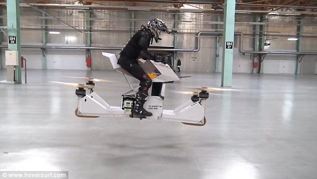 Thử nghiệm thành công xe mô-tô bay đầu tiên trên thế giới - 1 Ảnh chụp chiếc Hoverbike (xe mô-tô bay) đầu tiên trên thế giới được thử nghiệm tại nhà kho của Hoversurf, công ty công nghệ có trụ sở tại San Francisco.