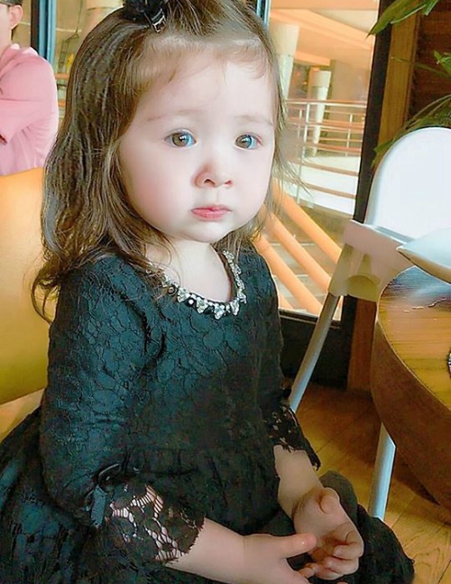 Bé Mộc Trà được mẹ đưa đi ăn buffet, Elly Trần còn thay con đưa ra bình luận: Mình được chị mami mời đi ăn buffet. Mình không có ăn gì ngoài 3 que chocolate mà vẫn bị tính tiền như một vé cô chú nè. Biết vậy trước khi đi mình không uống hết bình sữa ở nhà rùi huhu.