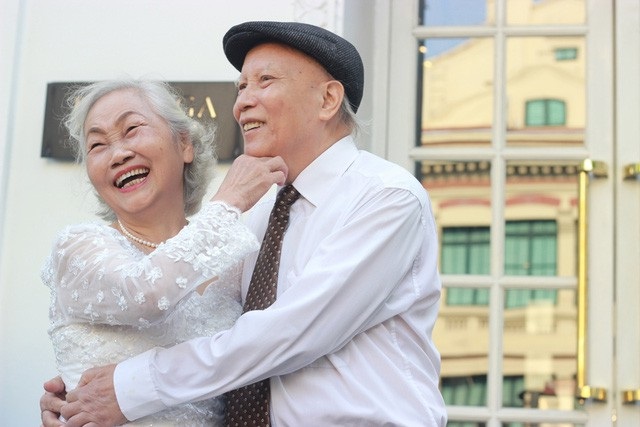 Những mối tình già khiến hàng vạn người rung động - 5 Câu chuyện của ông Hoan – bà Hồng được nhiều người chia sẻ trên mạng xã hội. (Ảnh: NVCC)