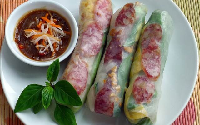 15 món ngon đường phố Việt Nam có giá dưới 10.000 đồng - 9 Bò bía có thể tìm được ở khắp nơi trên đường phố Sài Gòn.