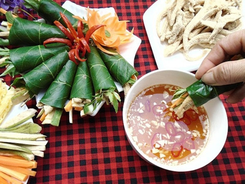 Ngon miệng, lạ mắt với các món cuốn từ Nam ra Bắc 3 Món nem tai cuốn lá sung tưởng chừng cầu kỳ nhưng thực ra rất đơn giản, dễ làm.