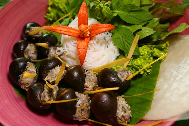 Ốc bươu nhồi thịt: để tình cảm bền chặt chúng ta cần quan tâm nhau thường xuyên. Món này chẳng những ngon miệng mà còn giúp cho tình cảm lứa đôi càng khắn khít hơn.