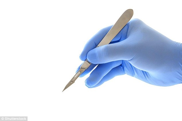 Cách tốt nhất để trị dứt điểm móng chọc thịt - 2 Cắt bỏ móng chân - một thủ thuật thực hiện dưới gây tê tại chỗ - có thể giúp ích, mặc dù vấn đề vẫn có thể tái phát sau một năm hoặc hơn khi móng mới đã hình thành đầy đủ.