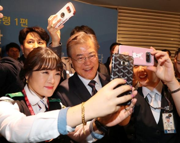 Kỳ “trăng mật” của tân Tổng thống Hàn Quốc - 3
Tổng thống Moon chụp selfie cùng nhân viên.