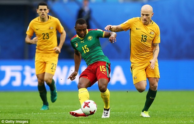 Cameroon 1-1 Australia: Chia điểm, ghìm chân nhau ở cuối bảng - 1
Aaron Mooy (Australia, phải) tranh bóng với Sebastien Siani (Cameroon, giữa)