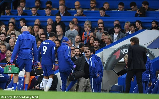Morata có nguy cơ chấn thương dài hạn - 1 Morata tập tễnh rời sân ở trận Chelsea - Man City