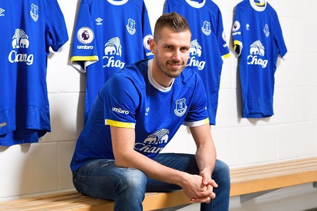 Trước kỳ chuyển nhượng mùa Đông, Morgan Schneiderlin đã nộp đơn xin rời khỏi MU vì không tìm được vị trí chính thức. Sau khi “nâng lên đặt xuống”, MU quyết định bán cầu thủ người Pháp cho Everton với mức phí khoảng 22 triệu bảng.