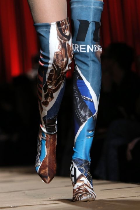 
Bốt cách điệu của Moschino
