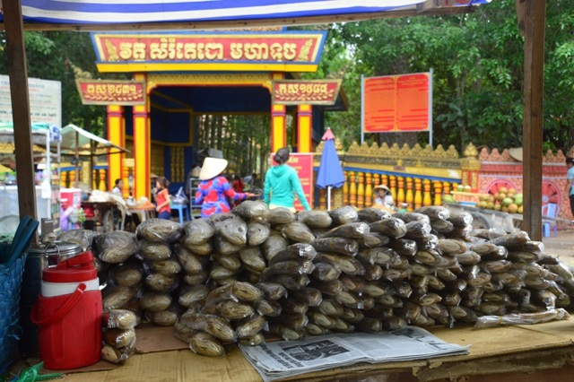 Đến chùa Dơi, chúng tôi ghi nhận không khí rất vắng vẻ bởi số lượng du khách không đông như các năm trước. Dù trước cổng chùa đã có tấm biển không mua bán trước cổng nhưng người bán hàng vẫn bày hàng hóa ra bán ngay cổng chùa, chiếm cả lối đi vào chùa, trong đó có rất nhiều người bán các loại thực phẩm “mặn” như các loại cá khô, mắm…