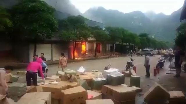 Hơn 1.000 người chữa đám cháy chợ cực lớn ở cửa khẩu Tân Thanh - 6 Một phần nhỏ tài sản được các lực lượng chức năng và người dân đưa ra ngoài