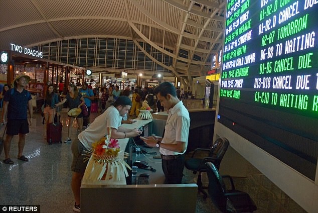 Du khách hỗn loạn khi sân bay đóng cửa vì núi lửa phun trào - 2 Hàng trăm chuyến bay bị hủy bỏ