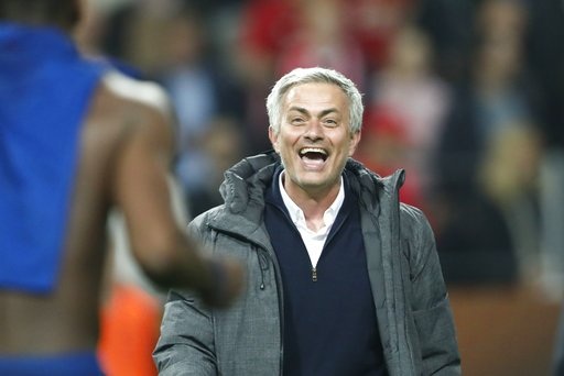 
Mourinho cười tươi rạng rỡ đầy hào hứng như lần đầu có được một danh hiệu
