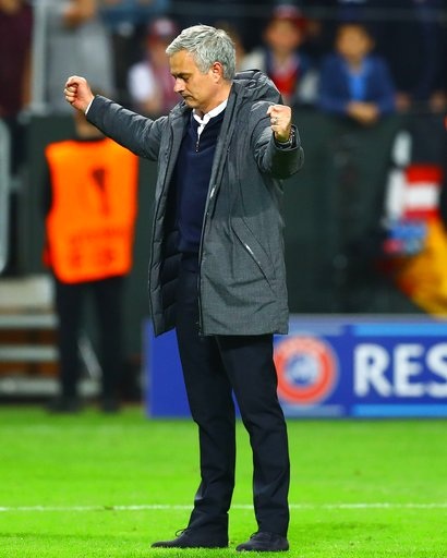 
Mourinho ăn mừng khi tiếng còi mãn cuộc trận đấu giữa MU và Ajax vang lên, đội bóng của ông đã thắng 2-0.
