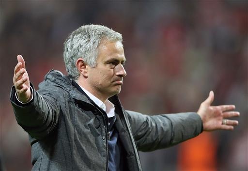
Gương mặt đầy biểu cảm của Mourinho khi trút bỏ được gánh nặng cuối cùng trong mùa giải. MU đã có được chức vô địch Europa League như kì vọng
