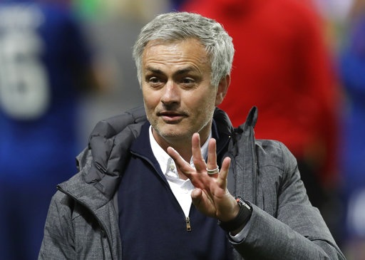
Sau phút xúc động, chiến lược gia người Bồ Đào Nha tỏ ra hào hứng, vui vẻ. Mourinho giơ bốn ngón tay ám chỉ bốn danh hiệu châu Âu ông có được (2 Champions League, 2 Europa League), chưa có ai đạt được thành tích như Mourinho
