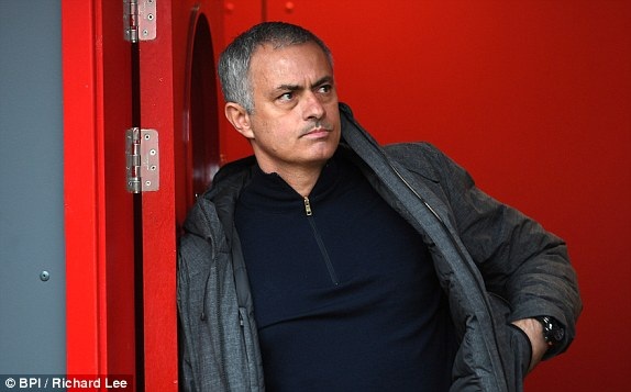 Middlesbrough 1-3 MU: Tội đồ Valdes - 6
Mourinho đứng ở khu vực kỹ thuật chờ trận đấu bắt đầu