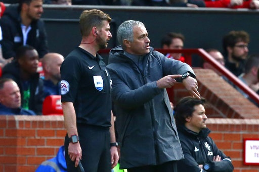Man Utd - Everton: Thử thách khó khăn - 2
Mourinho phàn nàn với trọng tài về thời gian bù giờ trong trận đấu cuối tuần qua với West Brom
