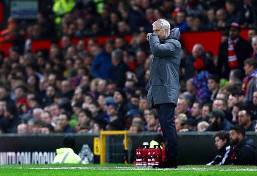 MU 1-1 Everton: May mắn cho "Quỷ đỏ" - 2
Mourinho bất lực đứng nhìn học trò thi đấu bên ngoài đường biên
