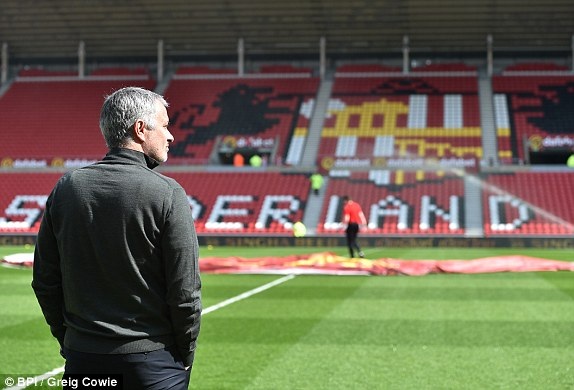 Sunderland 0-3 MU: Chiến thắng dễ dàng - 6
Mourinho kiểm tra sân The Light trước khi học trò ra khởi động