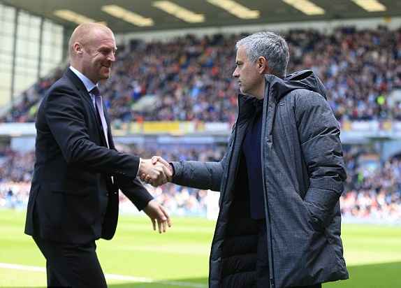 Burnley 0-2 MU: Ngày của Martial và Rooney - 5
Sean Dyche (trái) bắt tay Jose Mourinho (phải) trước trận đấu