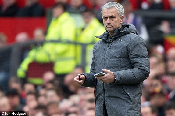 MU 1-1 Swansea: Chia điểm xứng đáng - 2
Mourinho quan sát học trò thi đấu bên ngoài đường biên sân vận động Old Trafford