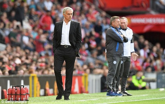 MU 2-0 Leicester: "Kép phụ" tỏa sáng - 6
Mourinho tỏ ra khá sốt ruột khi các học trò không ghi bàn