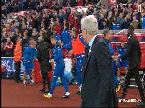 Mourinho từ chối bắt tay HLV Stoke và bỏ họp báo - 1 Mourinho không bắt tay đồng nghiệp Mark Hughes