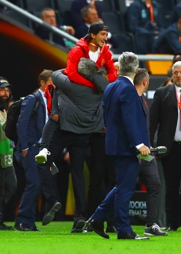 
Mourinho chia vui với con trai Jose Mario Mourinho Jr. Cậu con trai bé nhỏ của Mourinho đã nhảy lên người bố
