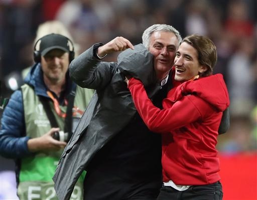 
Vẻ mặt như không thể được vui hơn của Mourinho
