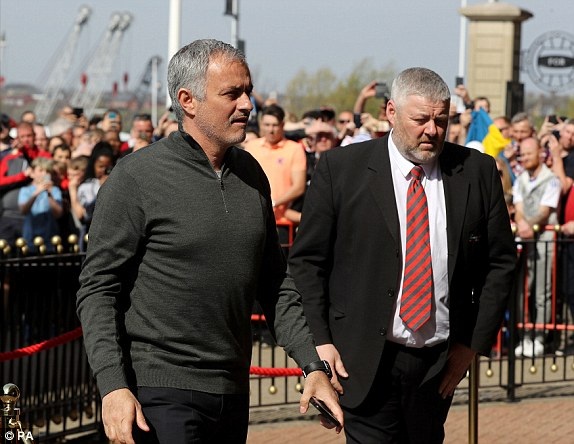 Sunderland 0-3 MU: Chiến thắng dễ dàng - 9
Mourinho (trái) cùng các học trò tiến đến The Light để chuẩn bị cho trận đấu thuộc vòng 32 Premier League